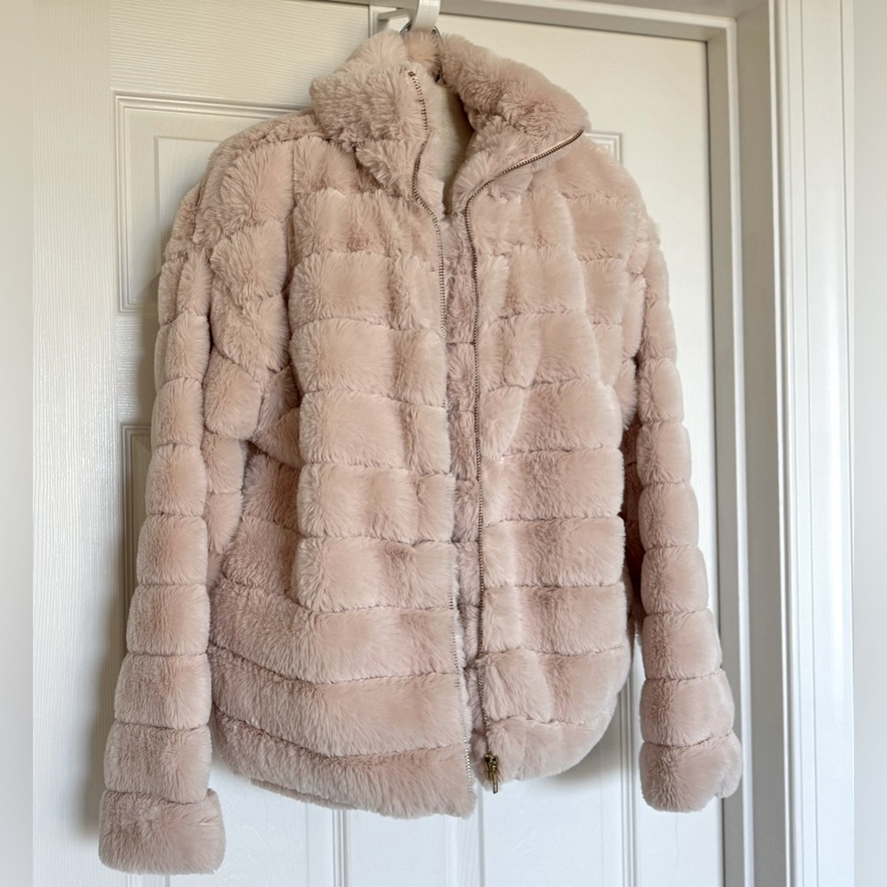 Faux fur lux jacket by Blu Pepper NWT Medium. Beige, Zip, Satin lined, pockets!